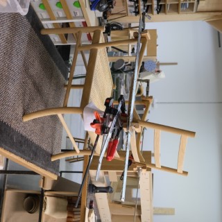 Carl Hansen & sons'OW149 Colonial Chair' limmas i ryggstödet